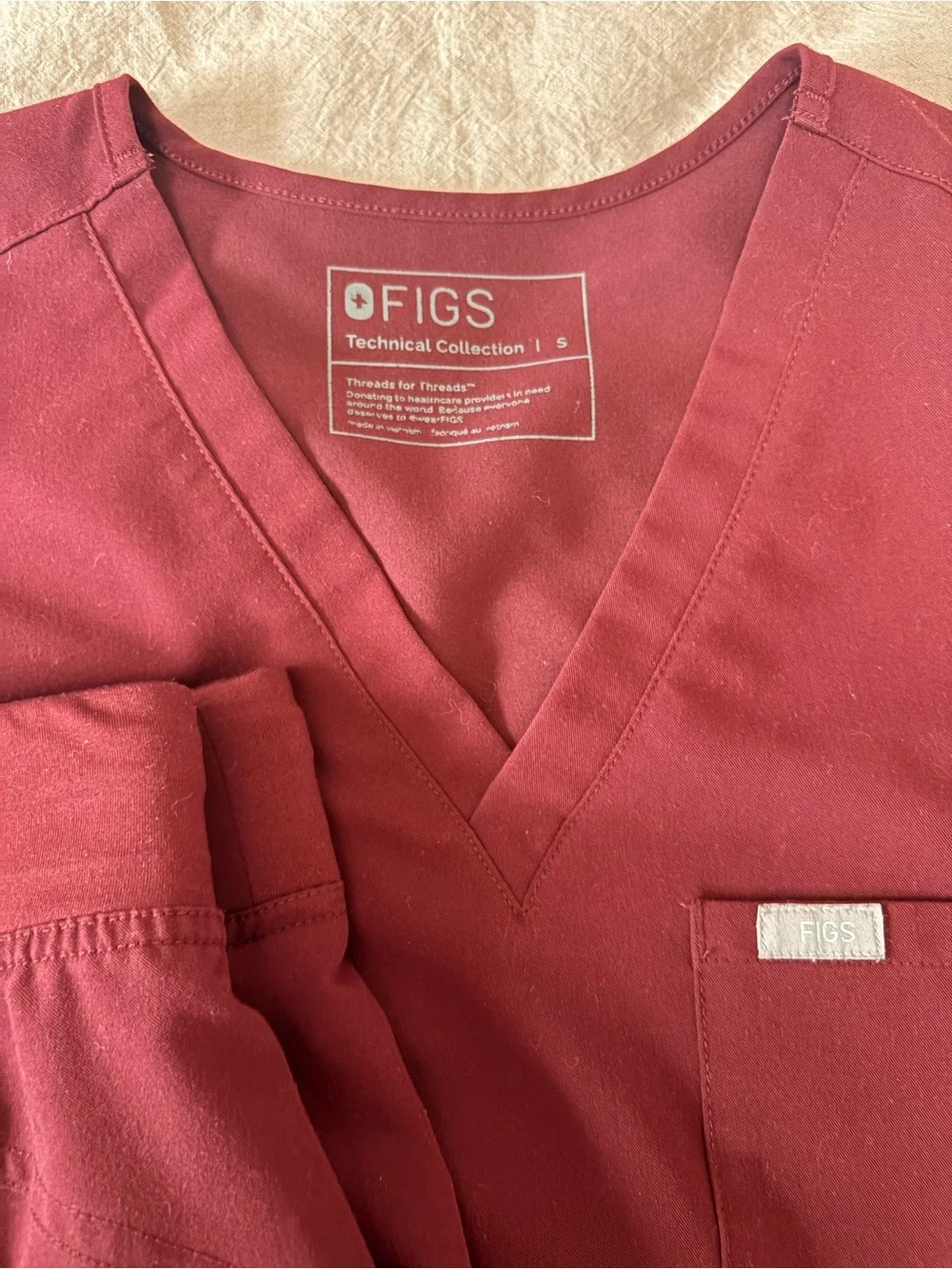 FIGS Women V-Neck Scrub Top and Pants in Burgundy